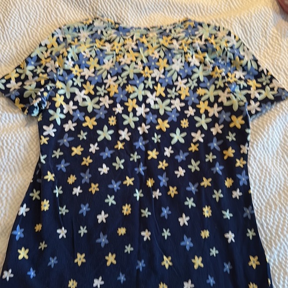 The Talbots Tee - floral pattern Cotton Blend Tee. Size Med. Navy/Wht/Yellow - Picture 3 of 5